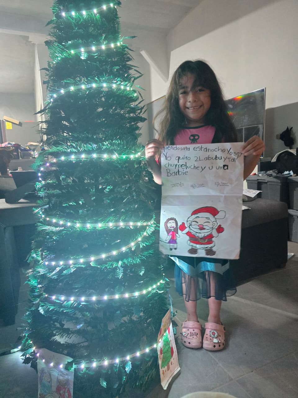 Tai con su carta de Santa